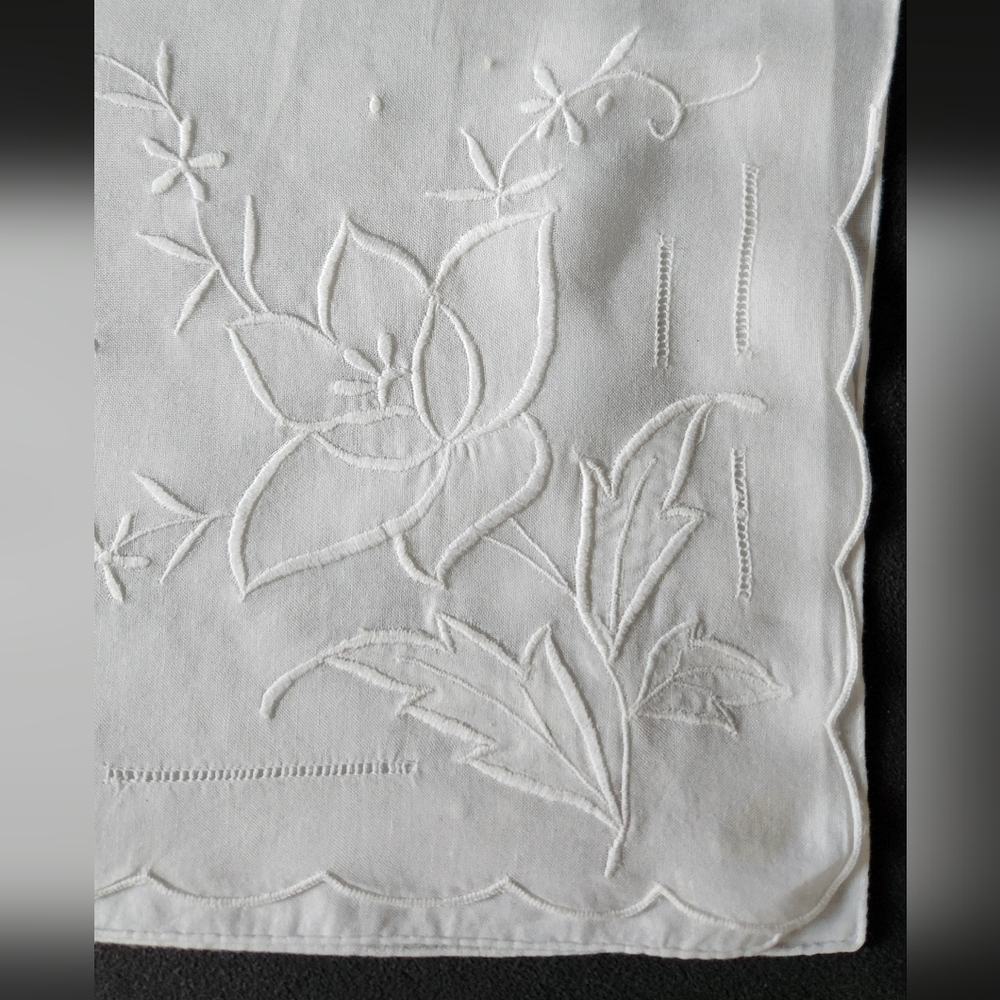 VINTAGE WHITEWORK APPLIQUE HANDKERCHIEF - Picture 4 of 5